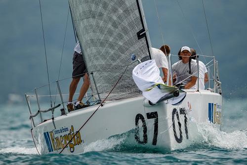 Tripulação catarinense levou o título da etapa nos metros finais da última regata. Força 12 (HPE-25), Cherne (RGS Geral) e Inae/Transbrasa (IRC) também comemoraram título em Jurerê / Foto: Gabriel Heusi/Heusi Action