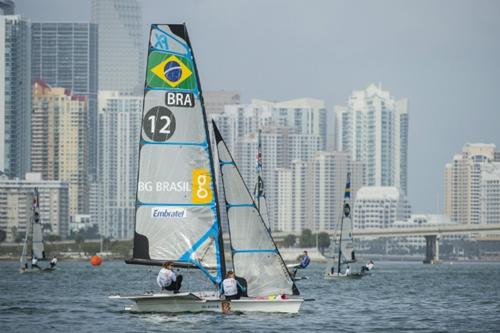 Martine e Kahena subiram ao pódio na primeira etapa da Copa do Mundo de Vela de 2015 / Foto: Walter Cooper / US Sailing