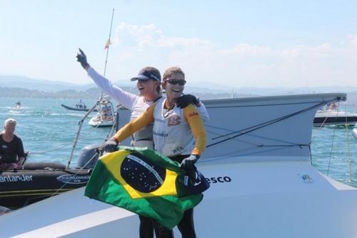 Dupla brasileira conquistou o mundial da classe 49er Fx e lidera o ranking da Isaf / Foto: Ale Haddad / CBVela