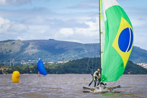 Bicampeão olímpico faz sua primeira competição pela classe 49er no Brasil e termina o primeiro dia de regatas em Porto Alegre com 7 pontos (fez um terceiro e um quarto lugares) / Foto: Gustavo Roth/ @AgenciaPreview/Divulgação