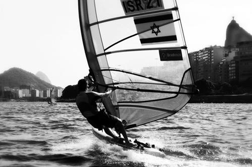 Mashian exibe seu barco com a bandeira de Israel: atleta lamenta o conflito e pede paz / Foto: Reprodução / Facebook