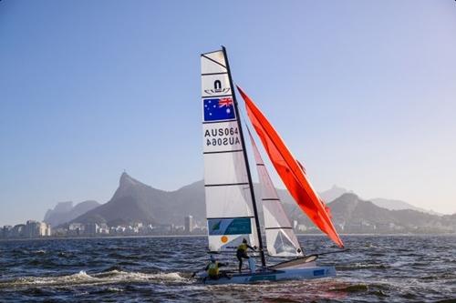 Dupla australiana da classe Nacra 17 veleja no Rio de Janeiro durante a Regata Internacional de Vela / Foto: Rio 2016 / Alex Ferro