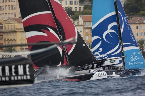 Duelo entre Alinghi e The Wave Muscat / Foto: Lloyd Images