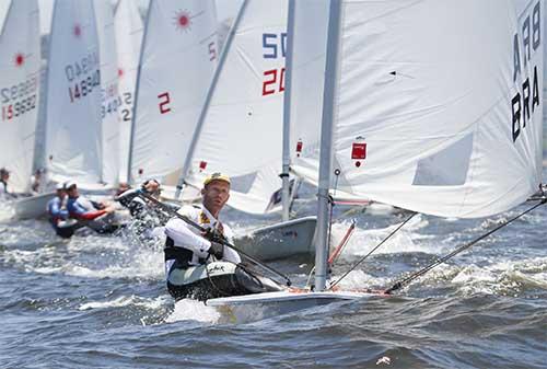 Robert Scheidt confirmou a quarta posição no Top 10 da Laser na última etapa da Copa do Mundo em Hyères / Foto: Fred Hoffmann