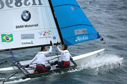 Marcos Ferrari e Caroline Sylvestre encerraram a fase semifinal com um 13º e um 18º lugares, subindo 32 posições, em Jervis Bay, na Austrália / Foto: Bruce Southwick / Zoom Fiji