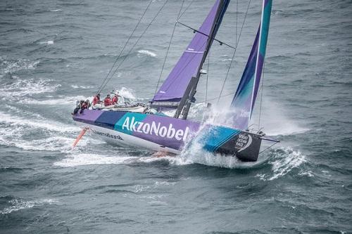 Após a decisão de última hora, tripulação sofreu mudanças. Entre os brasileiros, apenas Martine Grael está a bordo do time na etapa entre Alicante e Lisboa. Joca Signorini ficou em terra / Foto: Ainhoa Sanchez/Volvo Ocean Race