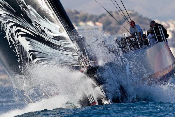 Na primeira noite da primeira perna da Volvo Ocean Race, os competidores já puderam sentir as dificuldades que irão enfrentar para concluir as 39 mil milhas náuticas durante os próximos oito meses de competição / Foto: Ian Roman / Volvo Ocean Race