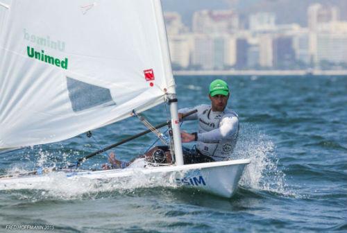 Com forte presença de estrangeiros na Baía de Guanabara, Bruno Fontes aparece na segunda posição na primeira competição do ano / Foto: Fred Hoffmann