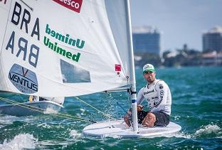 13º entre 112 velejadores, Bruno abriu o mundial com 3º e 18º lugares nas duas regatas realizadas nessa quinta-feira / Foto: Jesus Renedo/Sailing Energy