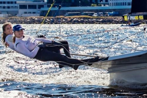 Na classe 470, duplas brasileiras ficaram de fora do medal race / Foto: Kyra Mirsky / Divulgação CBVela