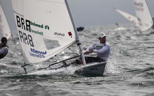 O velejador Bruno Fontes obteve bons resultados no 1º dia da Copa do Mundo na Holanda,  com um quinto e um terceiro lugar / Foto: Divulgação