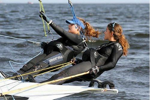 Eleitas as melhores velejadoras do mundo em 2014, Martine Grael e Kahena Kunze lutam por bons resultados para o Brasil na França / Foto: Divulgação