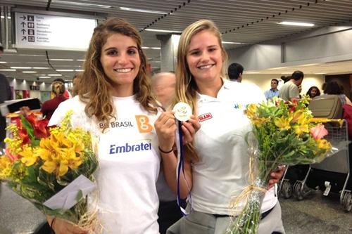 Martine e Kahena posam com apenas uma medalha no aeroporto / Foto: Divulgação