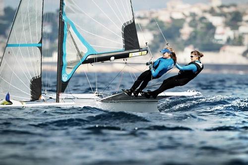 Martine Grael e Kahena Kunze em ação no Mundial de 49erFX / Foto: Pierick Jeannoutot / 49er.org