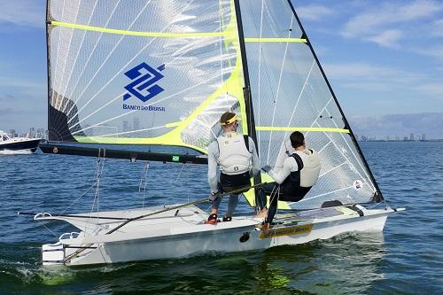 Bicampeão olímpico faz sua primeira grande competição na classe 49er e, no primeiro dia da etapa de Miami, obteve resultados sempre melhores a cada regata. Ao final da programação, ocupa o 22º lugar / Foto: Divulgação