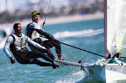 Em sua estreia na classe 49er na Copa do Mundo, bicampeão olímpico mostra evolução e salta para o 16º lugar na disputa que envolve 26 barcos / Fotos: Pedro Martinez / Energy Sailing