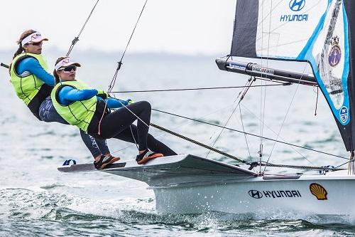 Devido ao número insuficiente de adversárias na classe 49erFX, campeãs olímpicas competirão com os atletas do naipe masculino na Copa Brasil / Foto: Jesus Renedo/Sailing Energy