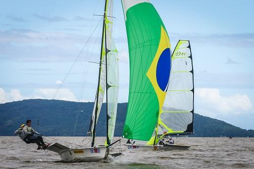 Bicampeão olímpico cruza a linha de chegada na frente em duas das três provas do dia na classe 49er, continua em segundo lugar e segue na caçada aos líderes da competição disputada em Porto Alegre / Foto: Gustavo Roth/ @AgenciaPreview/Divulgação