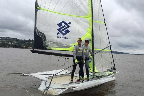 Em sua primeira competição na classe 49er no País, bicampeão olímpico entra na água do Guaíba para ratificar o segundo lugar na classificação geral / Foto: Divulgação