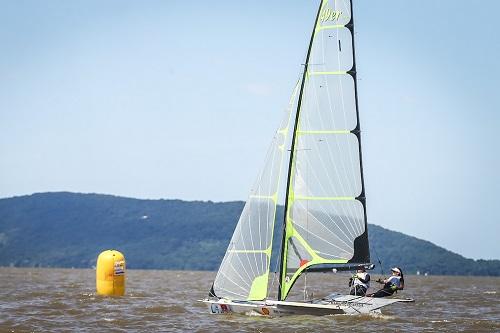 Dupla competiu na classe 49er contra os homens e conquistou a medalha de bronze / Foto: Gustavo Roth / Agência Preview