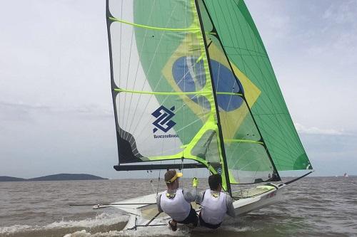 Ao lado do proeiro Gabriel Borges, bicampeão olímpico fez sexto e dois décimos lugares nas regatas desta segunda-feira (27) / Foto: Divulgação