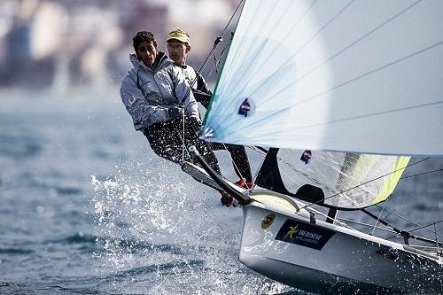 Ao lado do proeiro Gabriel Borges, bicampeão olímpico inicia a flotilha ouro da tradicional competição disputada em Palma de Mallorca, na Espanha, e segura a 19ª colocação na classificação geral / Foto: Jesus Renedo/Energy Sailing/IBEROSTAR