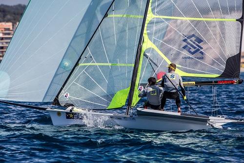 Ao lado do proeiro Gabriel Borges, bicampeão olímpico cruza a linha de chegada em terceiro lugar na primeira prova desta quinta-feira (30) e desempenho faz dupla subir para 14º lugar / Foto: Jesus Renedo/Energy Sailing/IBEROSTAR