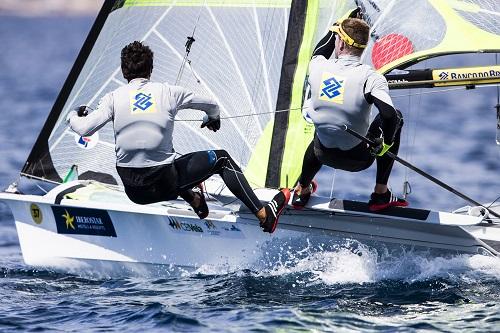 Na primeira competição na classe 49er na Europa, dupla brasileira apresenta evolução e fica a apenas uma posição de disputar a medal race, neste sábado (1), em Palma de Mallorca, na Espanha / Foto: Pedro Martinez/Energy Sailing/ IBEROSTAR