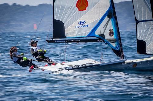 Dupla venceu a primeira regata e está no topo da classe 49erFX / Foto: Jesus Renedo / Sailing Energy