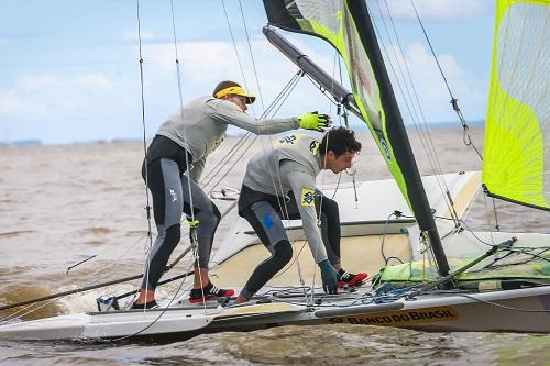 Dupla formada pelo bicampeão olímpico sofreu com o vento forte na Alemanha, caiu para o 17º lugar, mas segue em processo de evolução na primeira temporada na classe 49er / Foto: Divulgação