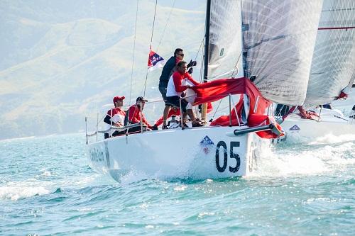 Comissão de Regatas coloca limite para evitar que barcos menores se aproximem da ilha e as provas ficam mais equilibradas / Foto: Aline Bassi | Balaio