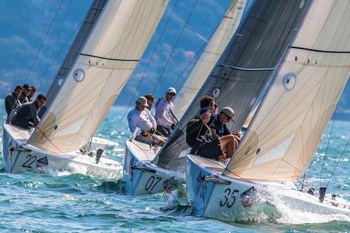 Os 21 barcos da classe disputaram duas regatas nesta quarta-feira (12) em duas raias diferentes devido à mudança de vento / Foto: Thito Strambi/SailStation