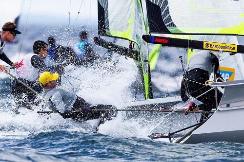 Após uma estréia difícil, bicampeão olímpico e seu proeiro acertam a tática e velejam entre os líderes na competição disputada em Kiel, na Alemanha / Foto: Pedro Martinez/Energy Sailing