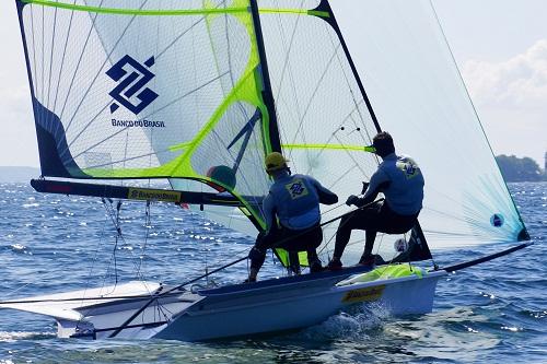 Bicampeão olímpico e seu proeiro tiveram um dia difícil na competição disputada em Kiel, na Alemanha, e não conseguiram vaga entre os 20 primeiros que iniciam a flotilha ouro / Foto: Divulgação