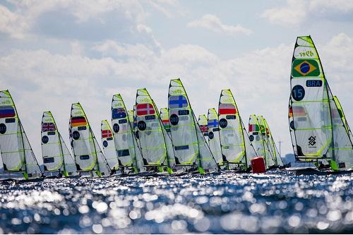 Bicampeão olímpico e seu proeiro chegam em segundo lugar na regata de abertura da flotilha prata da competição disputada em Kiel, na Alemanha, e, apesar de um dia de altos e baixos, sobem da 42ª para a 37ª colocação na classificação geral / Foto: Pedro Martinez / Energy Sailing