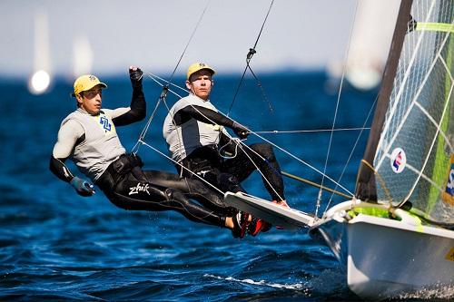 Bicampeão olímpico e seu proeiro cruzaram a linha de chegada em primeiro na regata de abertura do penúltimo dia de competição em Kiel, na Alemanha / Foto: Pedro Martinez/Energy Sailing