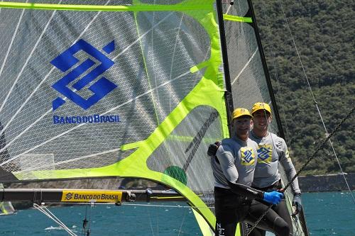 O bicampeão olímpico e o proeiro Gabriel Borges não puderam estrear no Mundial de 49er nesta terça-feira (29) por falta de condições climáticas favoráveis / Foto: Divulgação