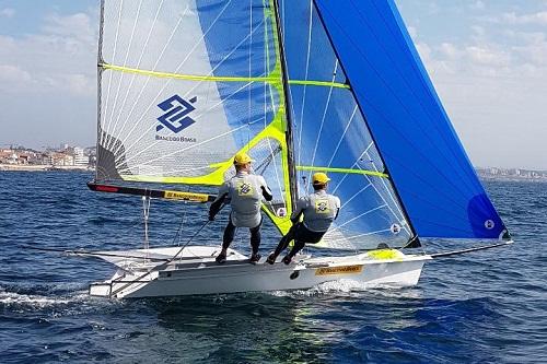 Competição na cidade do Porto, em Portugal, começou com ventos fracos e 81 barcos. Dupla formada pelo campeão olímpico e seu proeiro velejou com consistência. Classificação mudou após as regatas em função do julgamento de protestos / Foto: Divulgação