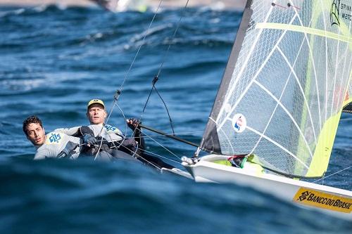 Dupla formada pelo bicampeão olímpico e seu proeiro não puderam velejar nesta sexta-feira (1) porque a comissão de regata foi obrigada a cancelar as regatas devido ao forte vento no litoral da cidade do Porto / Foto: Ricardo Pinto/Divulgação