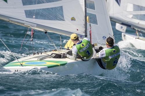 Ao lado do proeiro Henry Boenning, o Maguila, bicampeão olímpico cruzou no top 6 em três das quatro regatas desta quarta-feira (6), em Nassau, para seguir em primeiro na classificação geral / Foto: Carlo Borlenghi/SSL