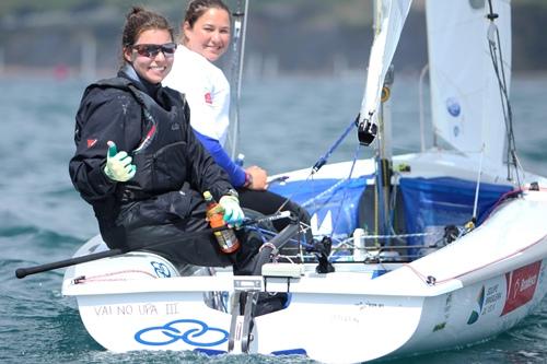 As velejadoras brasileiras Fernanda Oliveira e Ana Barbachan mantiveram o desempenho das duas primeiras etapas da Copa do Mundo de Vela e conquistaram a medalha de ouro na classe 470 feminina / Foto: Francisco Lino / ZDL 