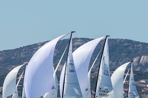 No encerramento da disputa do Campeonato Mundial da Classe J70, em Porto Cervo, na Itália, o país conseguiu colocar duas embarcações dentro do top 15 da classificação geral / Foto: Kurt Arrigo