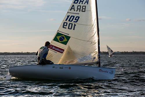 Jorge Zarif, na Finn, e Robert Scheidt, na Laser, sobem no topo do pódio / Foto: Divulgação