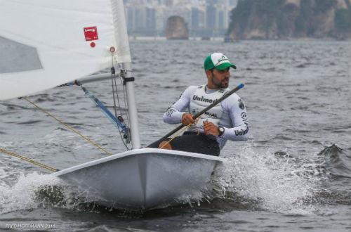  Em segundo lugar após quatro dias de competição, velejador está muito próximo do líder Robert Scheidt / Foto: Fred Hoffmann