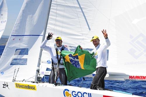 Robert Scheidt e Bruno Prada vão representar o Brasil em uma flotilha de 18 barcos com várias das duplas mais bem colocadas no ranking mundial da classe / Foto: Pierrick Contin / Coych