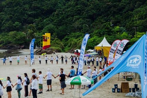 Velejadores participam de mutirão nas praias catarinenses / Foto: Pedro Martinez/Volvo Ocean Race