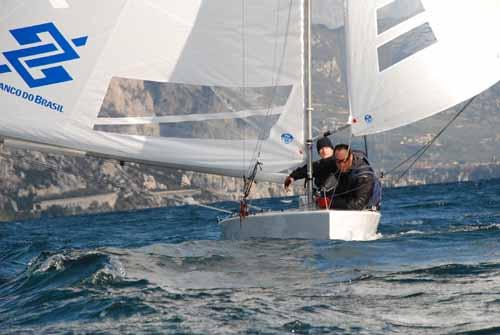 Com um sétimo e um décimo lugares nas duas regatas disputadas na Baía da Guanabara, Scheidt e o proeiro Bruno Prada terminaram a competição com 12 pontos perdidos e ficaram com o primeiro lugar / Foto: Flavio Pilati / Divulgação