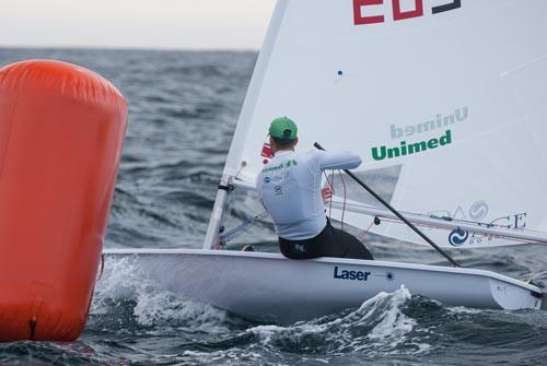 O velejador catarinense Bruno Fontes velejou mais uma vez com maestria e segue na ponta do Sul-Americano de Vela Laser / Foto: Berni Grez