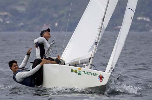 Arcellio e Antonio Moreira comemoram vitória na única regata do dia / Foto: Fred Hoffmann