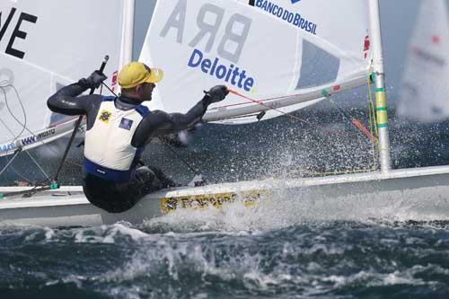 Robert Scheidt decide o Europeu de Laser / Foto: Richard Langdon/Ocean Images